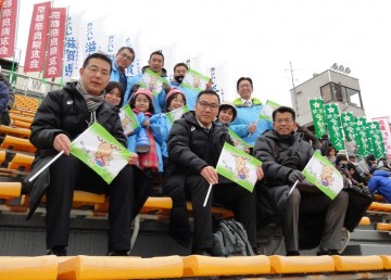 西京極陸上競技場のスタンドで奈良県チームを応援する県友会と奈良県庁の応援団